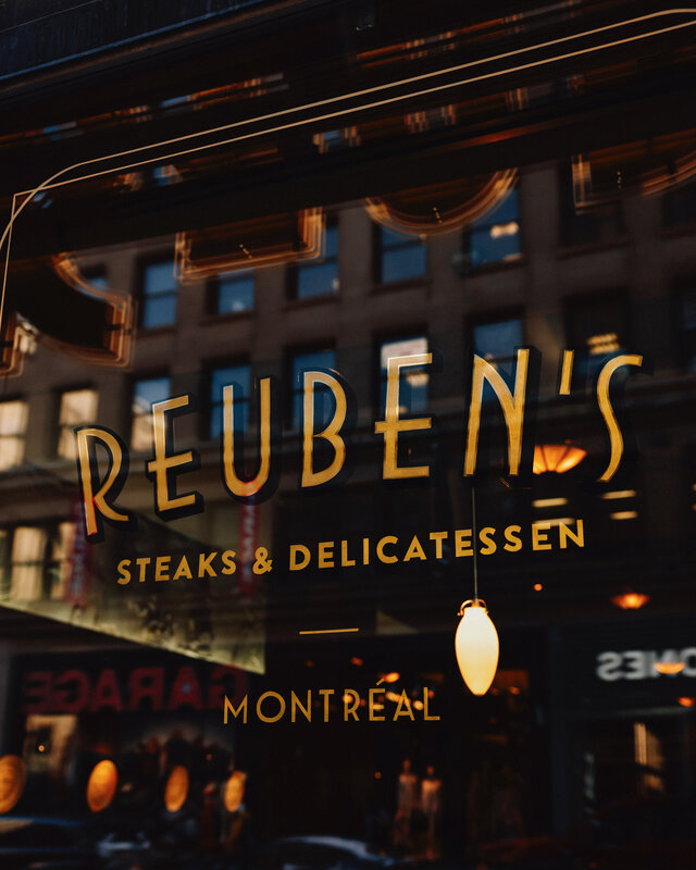 Reuben's, Le Deli & Steakhouse de Montréal&nbsp;&nbsp;&nbsp;&copy; Reuben's Steaks & Delicatessen
