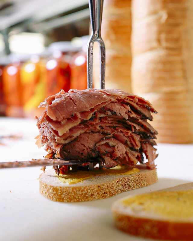 Reuben's, Le Deli & Steakhouse de Montréal - Smoked Meat&nbsp;&nbsp;&nbsp;&copy; Reuben's Steaks & Delicatessen