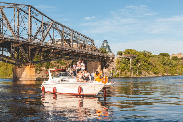 Tour en après-midi, avec passage sous le pont Alexandra&nbsp;&nbsp;&nbsp;&copy; Ottawa Yacht Tours