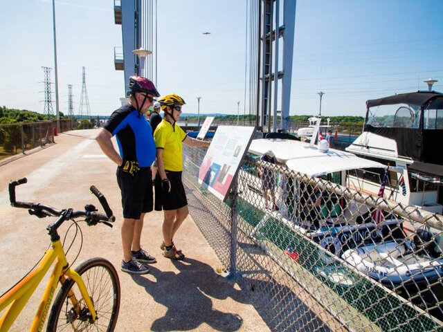 Cyclistes au Canal-de-Carillon&nbsp;&nbsp;&nbsp;&copy; Parcs Canada