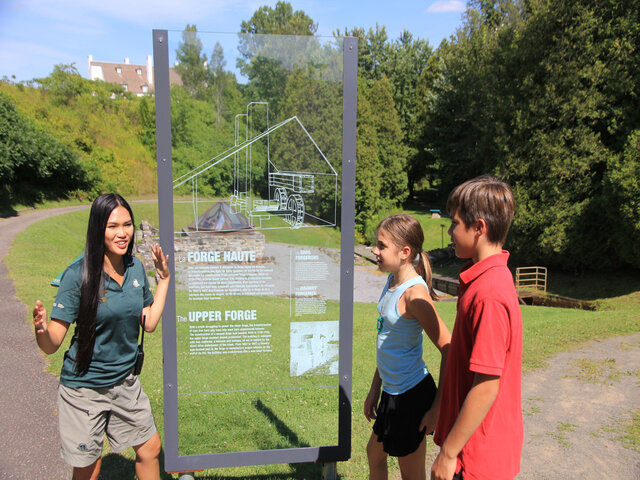 Panneaux d'interprétation sur le parcours extérieur&nbsp;&nbsp;&nbsp;&copy; Parcs Canada