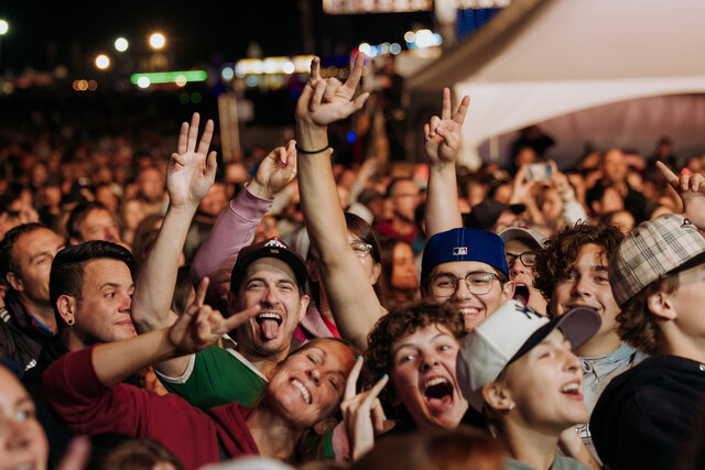 Festivaliers dans la foule&nbsp;&nbsp;&nbsp;&copy; J. Deschatelets