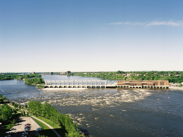 Vue aérienne de la centrale et de l'évacuateur de crues&nbsp;&nbsp;&nbsp;&copy; Hydro-Québec