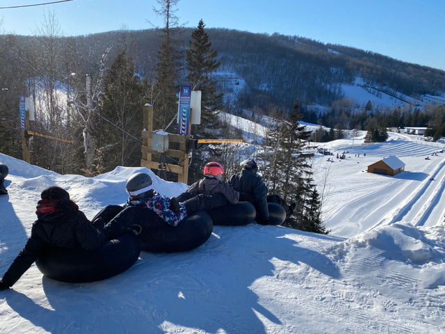 Glissade sur tube entre amis&nbsp;&nbsp;&nbsp;&copy; Glissades Domaine des Pays d'en Haut