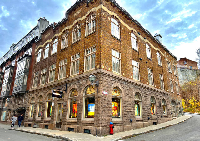 Au coin de St-Paul et St-Thomas dans le Vieux-Port de Québec&nbsp;&nbsp;&nbsp;&copy; Galerie Perreault