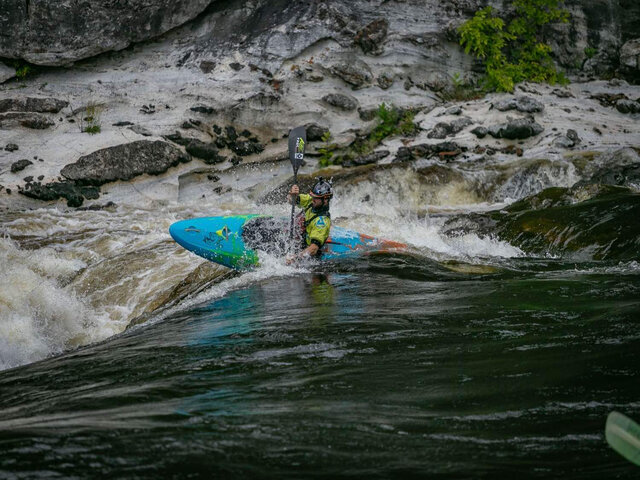 Passage en kayak au Bonnet Rouge&nbsp;&nbsp;&nbsp;&copy; J.Samson