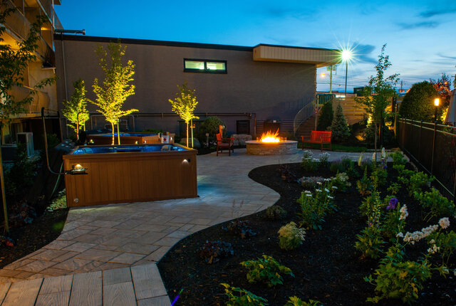 Spas extérieurs en soirée&nbsp;&nbsp;&nbsp;&copy; Hôtel Castel