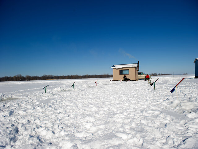 Cabane à pêche sur la glace&nbsp;&nbsp;&nbsp;&copy; Pourvoirie Roger Gladu