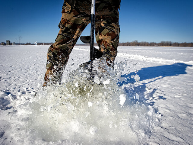 Pêche blanche - Service de perçage de trous&nbsp;&nbsp;&nbsp;&copy; Pourvoirie Roger Gladu