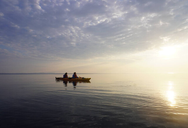Noryak_Mingan_Kayak double au lever du soleil a la grande ile&nbsp;&nbsp;&nbsp;&copy; Noryak aventures