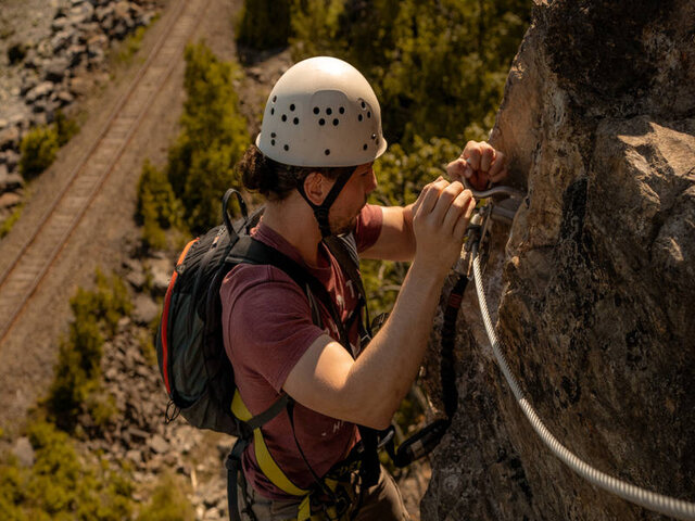 Via ferrata en été&nbsp;&nbsp;&nbsp;&copy; Projet vertical