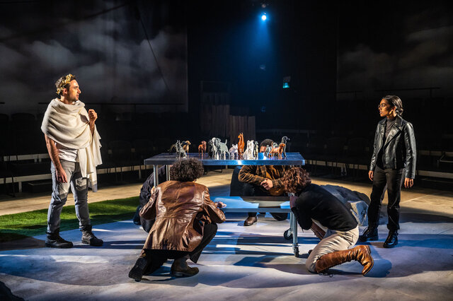 Centre Segal - Fifteen Dogs&nbsp;&nbsp;&nbsp;&copy; Interprètes de Fifteen Dogs, Crow's Theatre à Toronto - Dahlia Katz