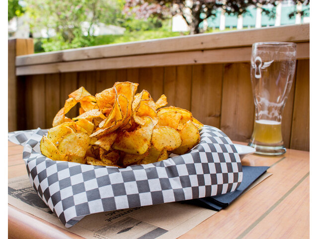 Chips maison et bière&nbsp;&nbsp;&nbsp;&copy; Dios Photographie
