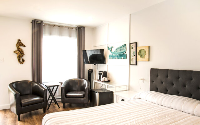 Motel Le Béluga&nbsp;&nbsp;&nbsp;&copy; Bises Arts 2021 L.Gagnon.com