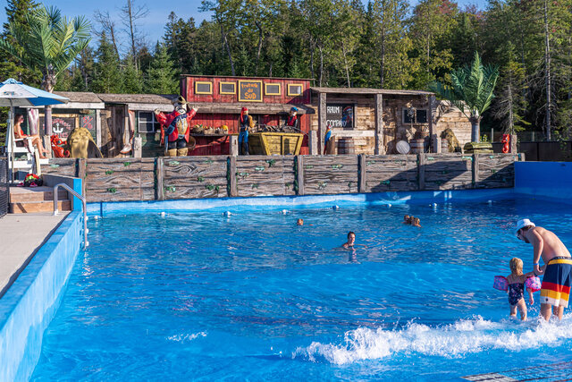 Piscine à vagues&nbsp;&nbsp;&nbsp;&copy; Complexe Atlantide