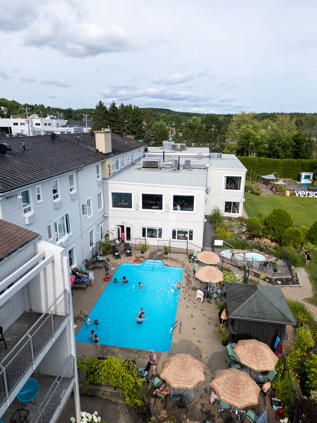 Piscine, terrasse et spa&nbsp;&nbsp;&nbsp;&copy; Manoir Lac-Etchemin