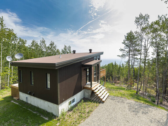 Vue du chalet avec fleuve
