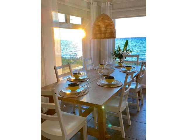 Salle à manger avec vue sur le littoral