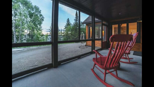 Véranda grillagée avec vue sur le lac&nbsp;&nbsp;&nbsp;&copy; Chalet pointe à Tibi