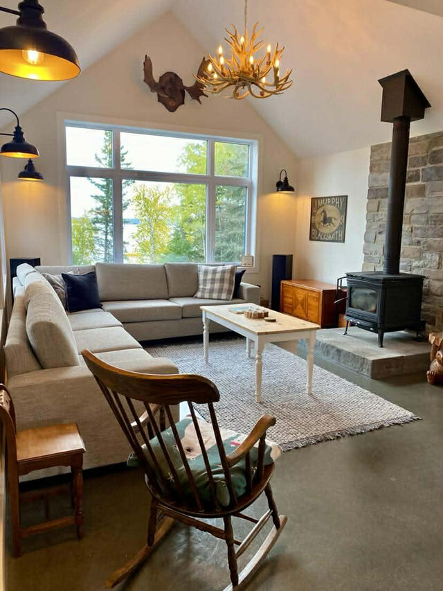Salon avec vue sur le lac&nbsp;&nbsp;&nbsp;&copy; Chalet pointe à Tibi