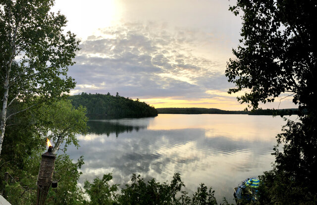 Vue sur le lac&nbsp;&nbsp;&nbsp;&copy; J.Campbell