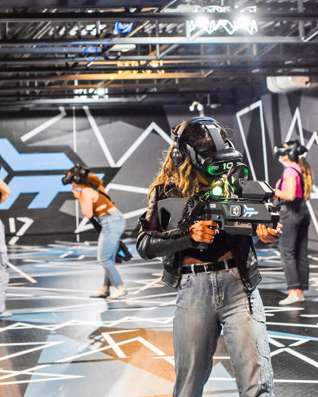 Réalité Virtuelle Zero Latency - Joueuse en action&nbsp;&nbsp;&nbsp;&copy; Réalité Virtuelle Zero Latency
