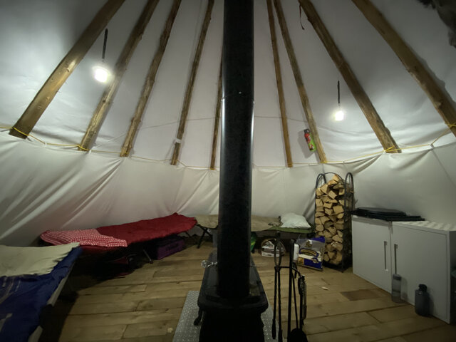 Tipi intérieur le soir&nbsp;&nbsp;&nbsp;&copy; Simon Gagnon