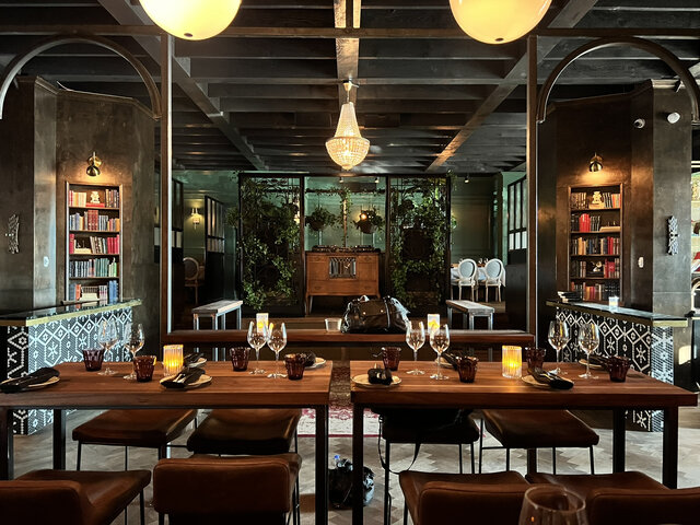 Tables avec vue sur le dj&nbsp;&nbsp;&nbsp;&copy; Madame Bovary
