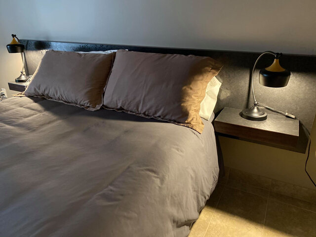 Chambre affaire 1 lit Queen&nbsp;&nbsp;&nbsp;&copy; Motel Le Martinet