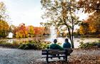 automne-etang-banc-personnes-couple-Domaine-Howard-2021-Emile-Phaneuf&nbsp;&nbsp;&nbsp;&copy; Exclusif Ville de Sherbrooke - utilisation commerciale