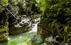 Saut en canyoning, Gaspé&nbsp;&nbsp;&nbsp;&copy; Auberge et Chalets Griffon Aventure