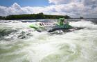 Saute‑Moutons - Bateau vert percutant une vague&nbsp;&nbsp;&nbsp;&copy; Saute-Moutons