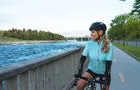 Piste cyclable au bord de l'eau