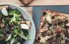 Pizza végétarienne de luxe et salade chèvre chaud&nbsp;&nbsp;&nbsp;&copy; Piazzetta