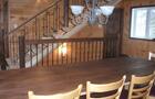 Salle à manger avec escalier en bois