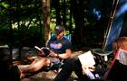 Détente près du ruisseau après une journée d'activités&nbsp;&nbsp;&nbsp;&copy; J. Leiffet