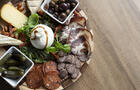 Plateau antipasti charcuterie burrata olives cornichons fromage noix roquette planche bois&nbsp;&nbsp;&nbsp;&copy; Carrera Café