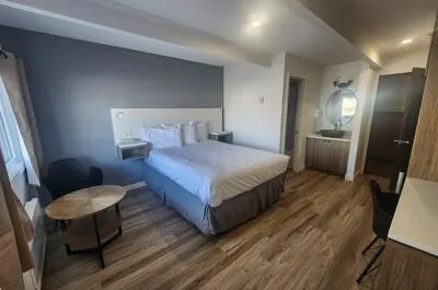 MOTEL LOUISE