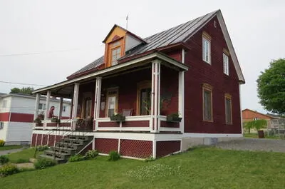 LA VIEILLE MAISON ROUGE