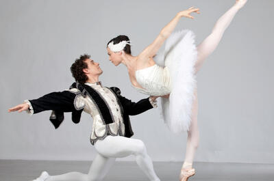 LE LAC DES CYGNES – BALLET JÖRGEN