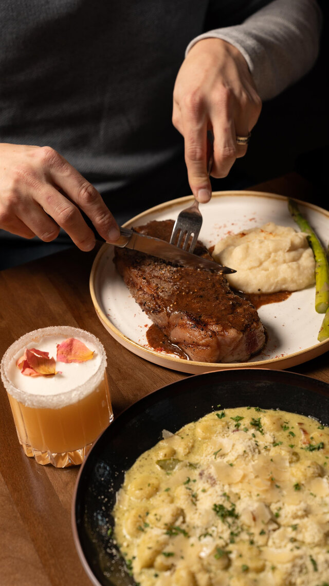 Labarake Caserne à manger - Steak et pommes de terre&nbsp;&nbsp;&nbsp;&copy; Labarake