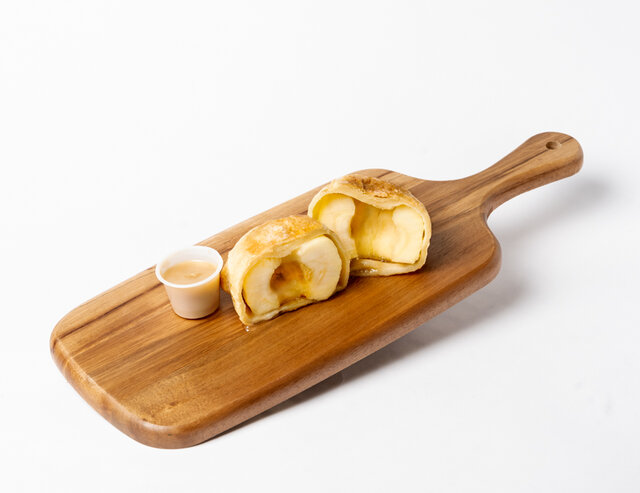 Chausson aux pommes avec sauce caramel maiton&nbsp;&nbsp;&nbsp;&copy; Carbo