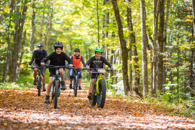 Vélo en famille&nbsp;&nbsp;&nbsp;&copy; MRC des Pays-d'en-Haut/A.Denis