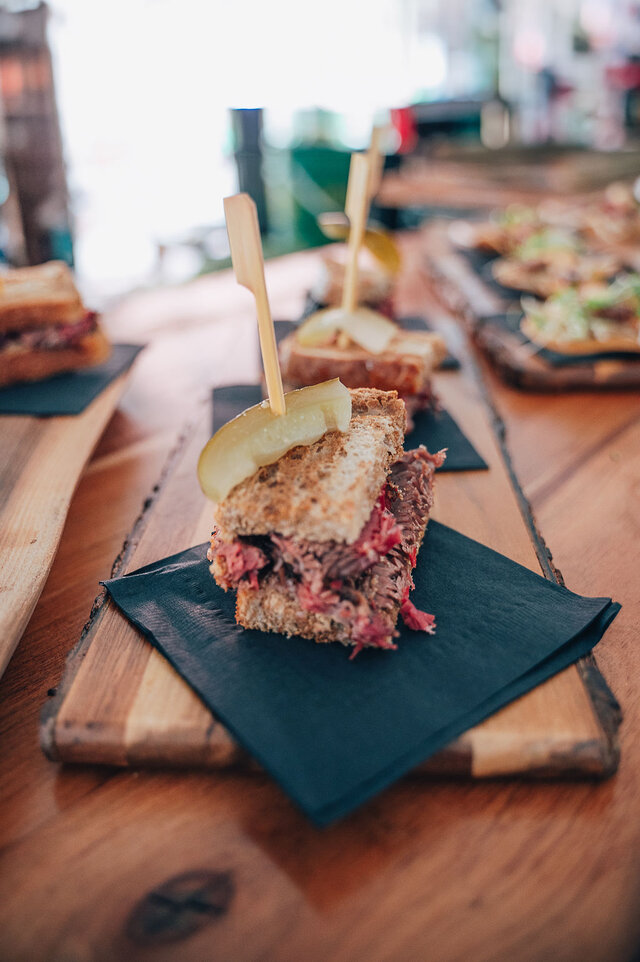 Mini sandwich smoked meat&nbsp;&nbsp;&nbsp;&copy; C.Baril-Gélinas