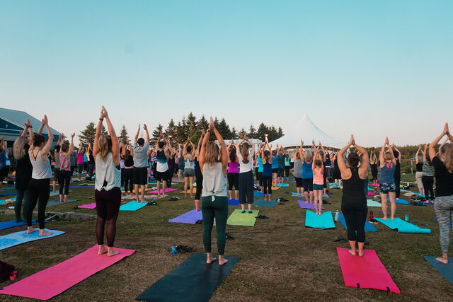 Yoga en plein-air&nbsp;&nbsp;&nbsp;&copy; Les Bleuets du Vire-Crêpes