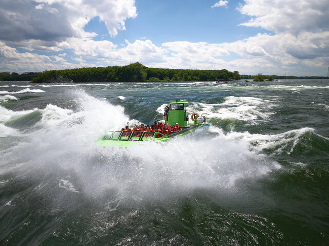 Saute‑Moutons - Bateau vert dans une vague&nbsp;&nbsp;&nbsp;&copy; Saute-Moutons