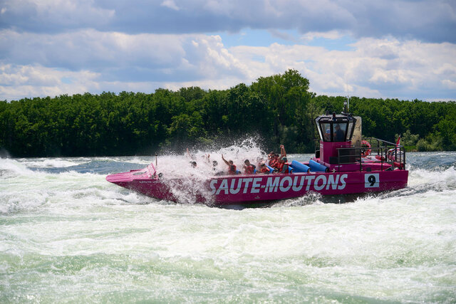 Saute‑Moutons - Bateau rose percutant une vague&nbsp;&nbsp;&nbsp;&copy; Saute-Moutons
