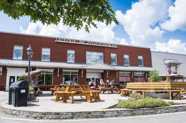 terrasse_exterieur_bar_laitier_ete&nbsp;&nbsp;&nbsp;&copy; Laiterie de Coaticook ltée