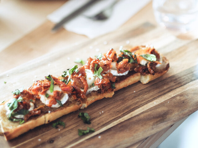 Bruschetta Paillot de chèvre tomates semi-séchées&nbsp;&nbsp;&nbsp;&copy; La Piazzetta