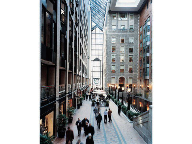 Boutiques au Centre de commerce mondial&nbsp;&nbsp;&nbsp;&copy; TQ/S.Poulin